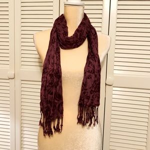 🏝 3/$15 Beautiful, elegant, maroon scarf.
